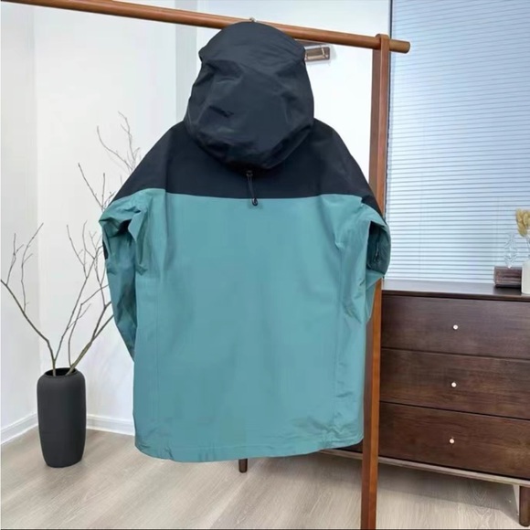 Arc'teryx Men's Black and Teal Performance Jacket - Picture 2 of 7